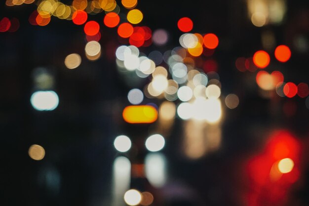 Il bokeh e le luci sfocate della città di notte