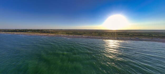 Il bordo del mare al sole della sera. Spiaggia del campeggio. Il drone ha girato in 4K.