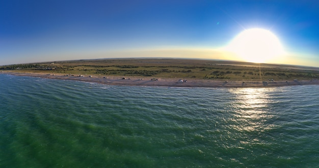 Il bordo del mare nel sole della sera