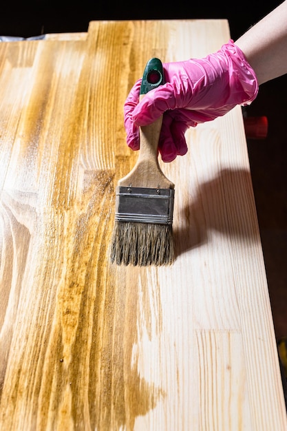 Il bordo solido è colorato con macchia di legno a pennello