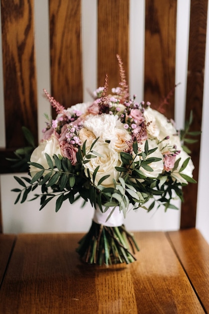 Il bouquet da sposa della sposa di fiori di rosa freschi Dettagli del matrimonio