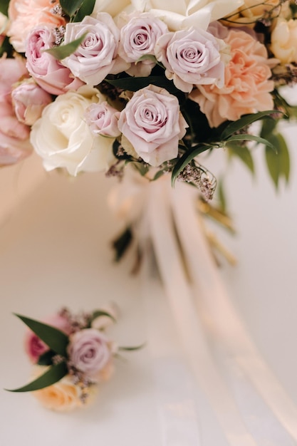 Il bouquet da sposa della sposa di fiori rosa freschi e un fiore all'occhiello Dettagli del matrimonio