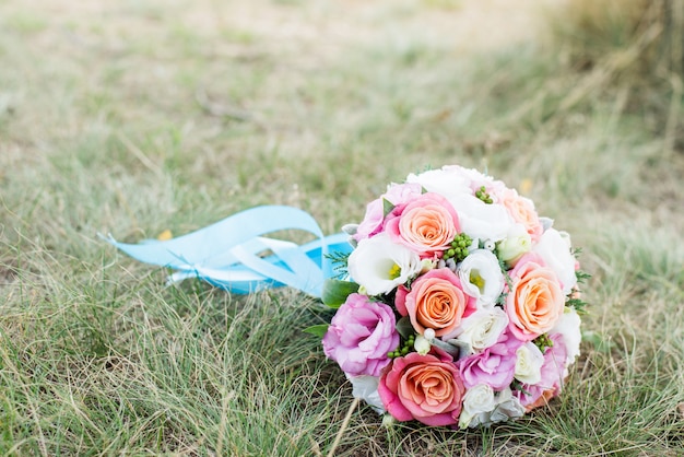 Il bouquet della sposa con fiori rosa e bianchi sull&#39;erba.