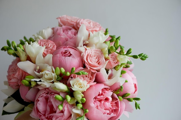 Il bouquet della sposa di tenui peonie rosa e rose bianche Floristica del matrimonioForma classica