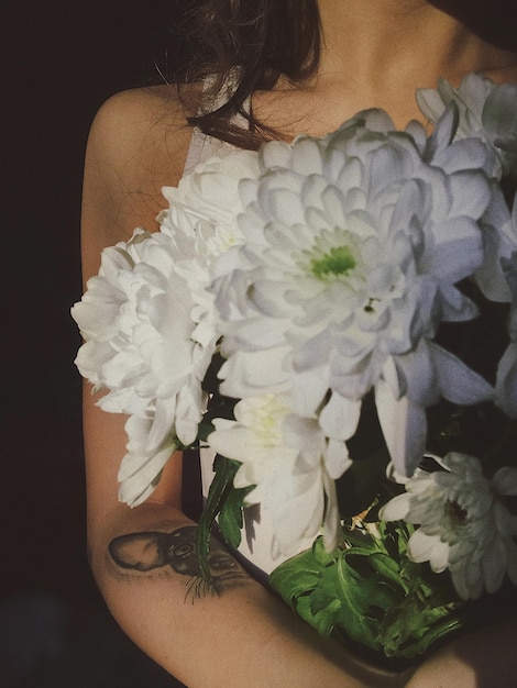 Il bouquet di fiori da sposa nelle mani della sposa