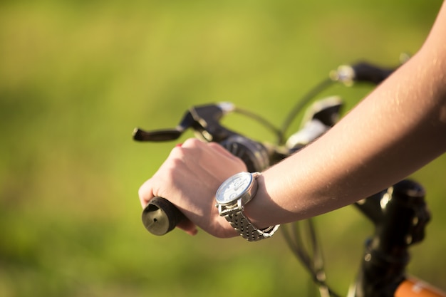 il braccio della ragazza con orologio