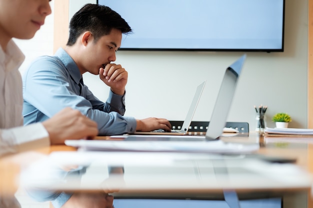 Il brainstorming del lavoro di squadra di affari discute l&#39;investimento.