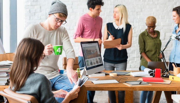 Il brainstorming di riunione di discussione di lavoro di squadra in su sul concetto