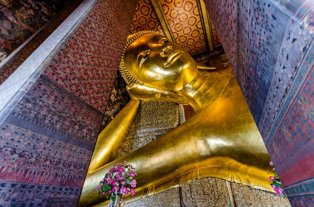Il Buddha adagiantesi a Wat Pho a Bangkok, Tailandia