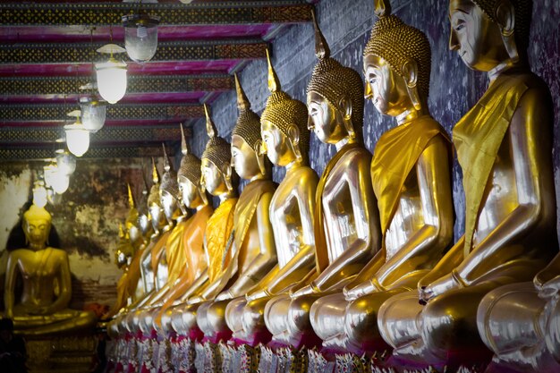 Il Buddha d&#39;oro posto nel tempio.