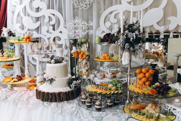 Il buffet di nozze è decorato a tema invernale.