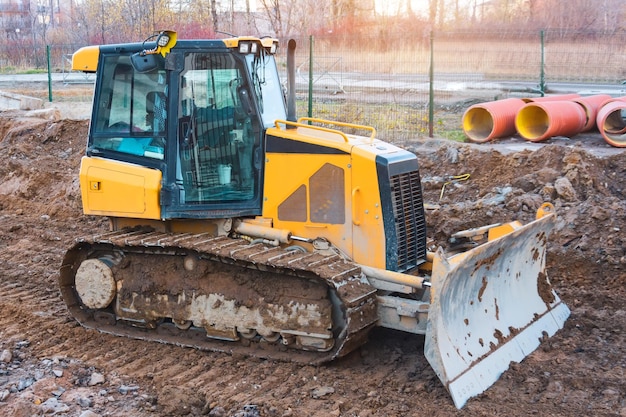 Il bulldozer livella il terreno durante la costruzione di strutture ingegneristiche sul terreno