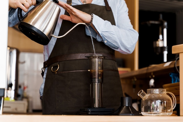 Il caffè Aeropress è un metodo alternativo per preparare il caffè da parte del barista al bar