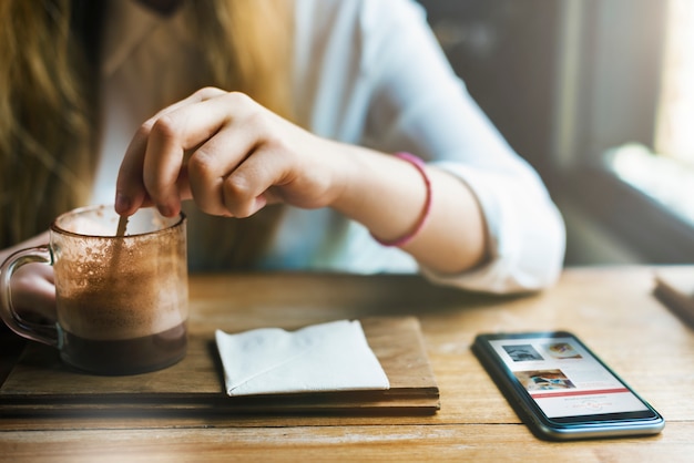 Il caffè di refrigerazione allegro casuale del caffè si rilassa il concetto