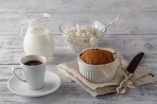 Il caffè e la torta sul vecchio tavolo di legno. Pausa caffè all'aperto d'estate.