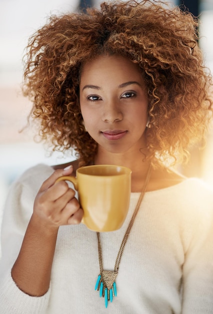 Il caffè fa muovere la giornata Ritratto di una giovane donna che beve una tazza di caffè