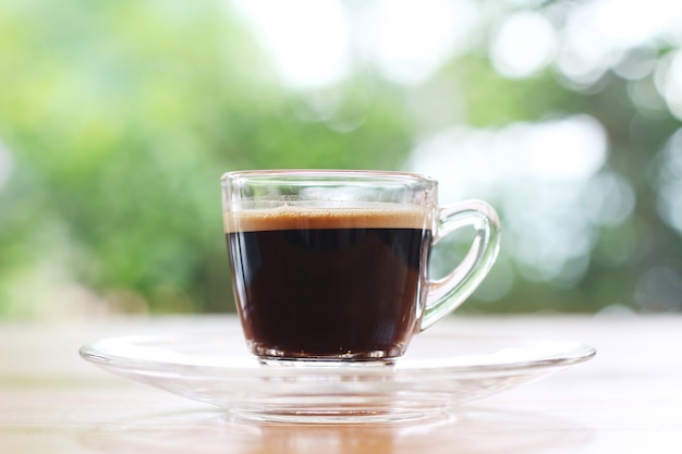 Il caffè nero è posto sul tavolo.