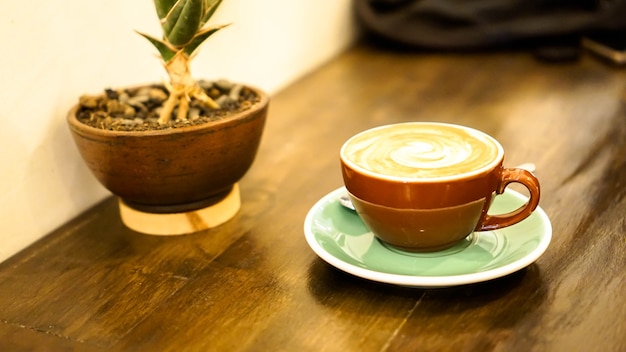 Il caffelatte è una bevanda a base di caffè composta principalmente da caffè espresso e latte cotto a vapore
