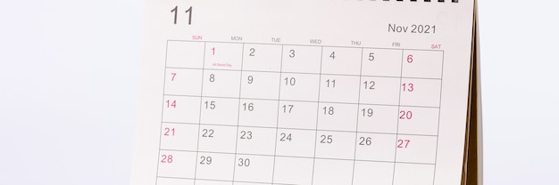 Il calendario per novembre è sul primo piano del tavolo