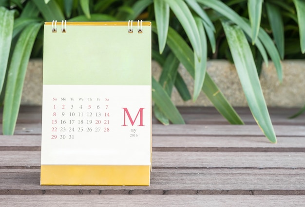 Il calendario sveglio del primo piano dentro può sul fondo vago di vista del giardino