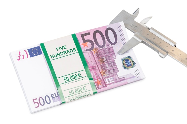 Il calibro misura un pacco di denaro del valore nominale di cinquecento euro, isolato su sfondo bianco