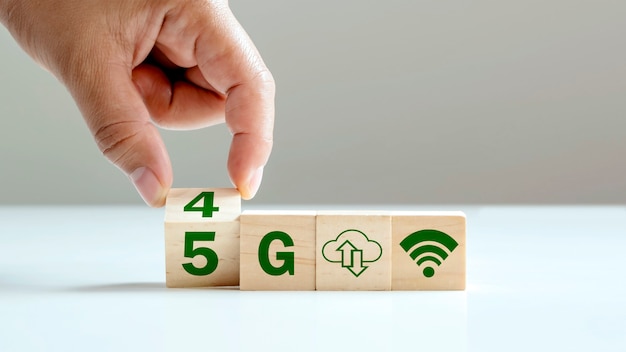 Il cambio del cubo simboleggia il passaggio dal 4G al 5G