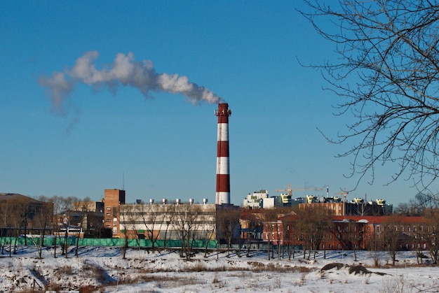 Il camino fumante della fabbrica in una giornata di sole. La regione di Mosca. Russia