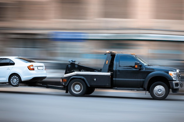 Il camion consegna il veicolo danneggiato