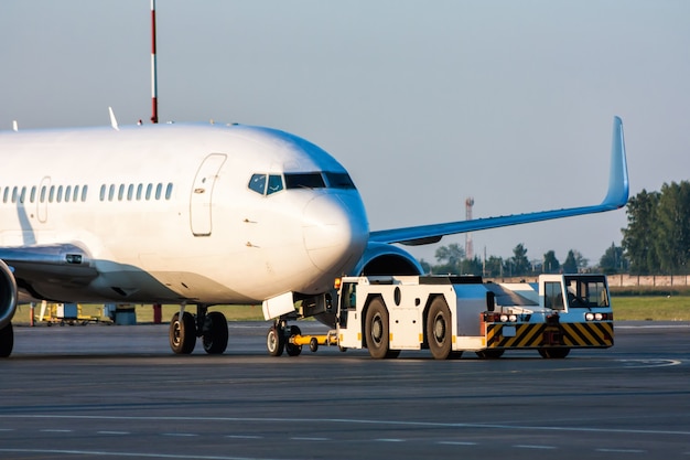 Il camion sta trainando l'aereo passeggeri