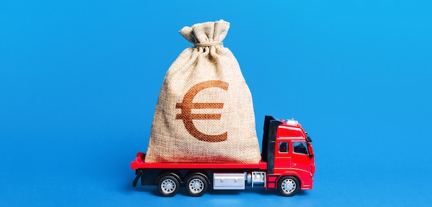 Il camion trasporta un enorme sacco di soldi in euro. Ottimo investimento. Misure di governo anticrisi