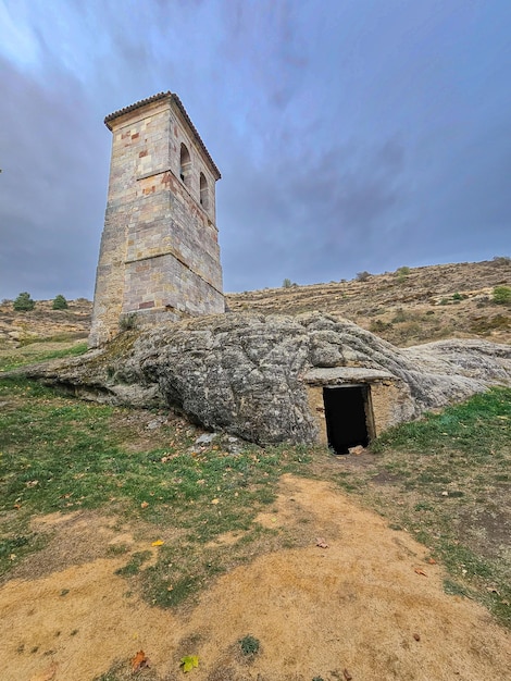 Il campanile dell'eremo di roccia dei Santi Justo e Pastor a Olleros de Pisuerga Palencia