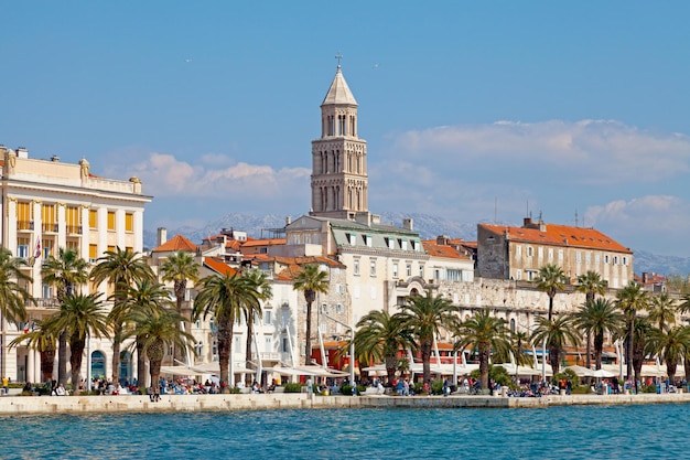 Il campanile della cattedrale di San Domnio a Split con le montagne del Mosor dietro