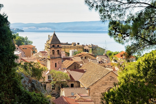 Il campanile della chiesa e i tetti degli edifici nella città vecchia di Omis, Croazia