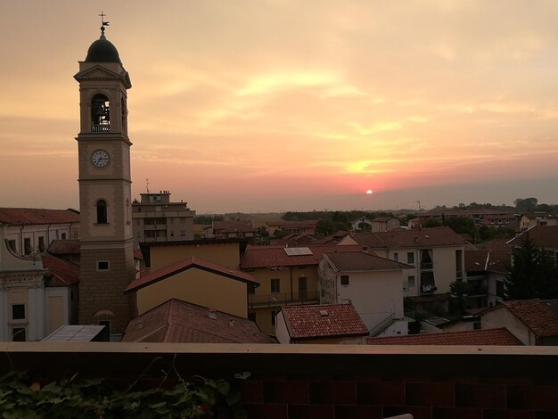 Il campanile della chiesa in città contro il cielo durante il tramonto