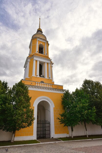 Il campanile sulla piazza della cattedrale del Cremlino di Kolomna, campanile giallo