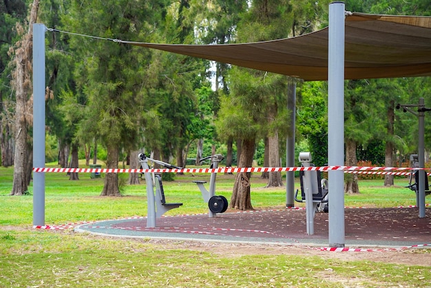 Il campo di atletica nel parco è coperto da una quarantena burocratica