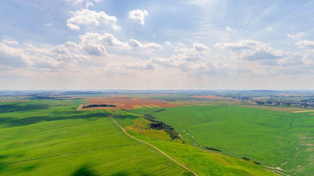 il campo verde è al tramonto girato con il drone