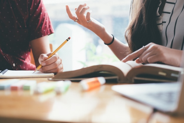 Il campus di giovani studenti aiuta l&#39;amico a recuperare e imparare