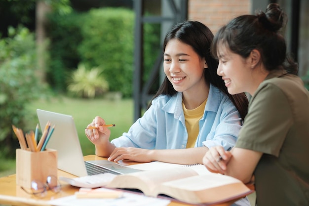 Il campus di giovani studenti asiatici aiuta gli amici a recuperare e imparare