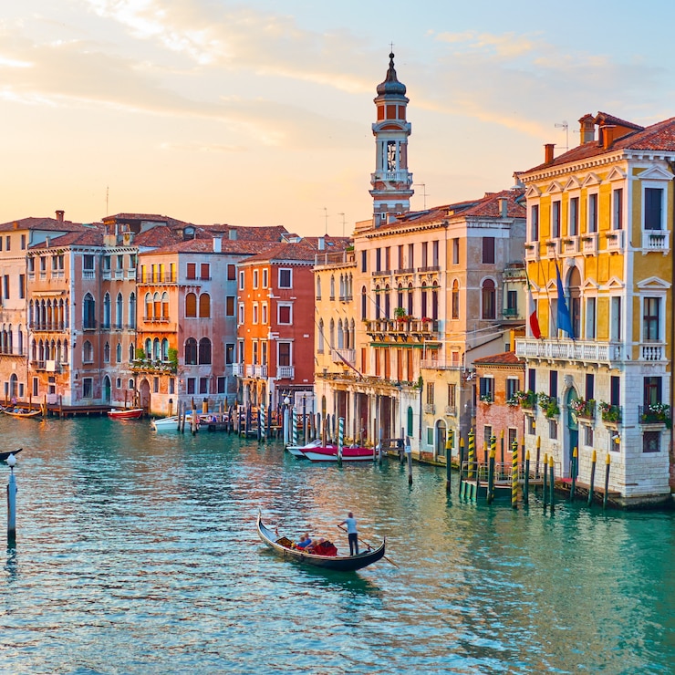 Foto il canal grande a venezia di sera, italia