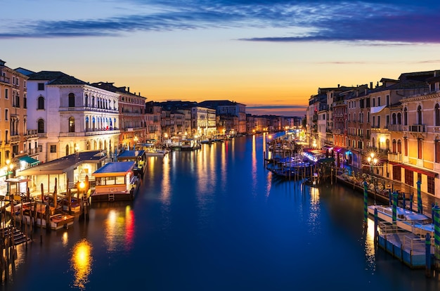 Il Canal Grande all'alba dal Ponte di Rialto, Venezia, Italia