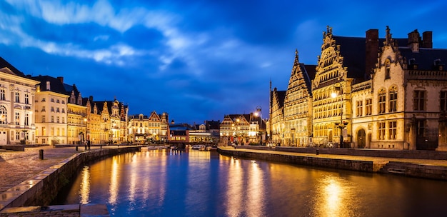 Il canale di Gand Graslei e le strade Korenlei di sera Ghent