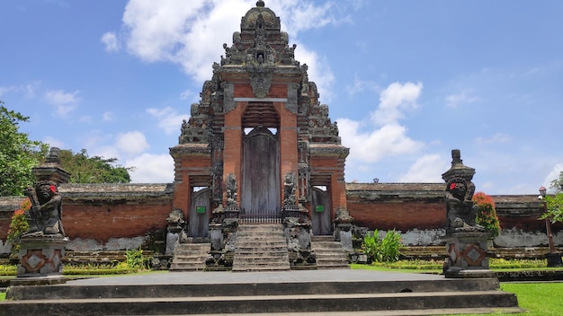 Il cancello del tempio Pura Taman Ayun a Bali