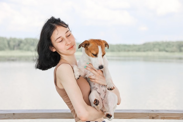 Il cane Jack Russell Terrier gioca con una ragazza