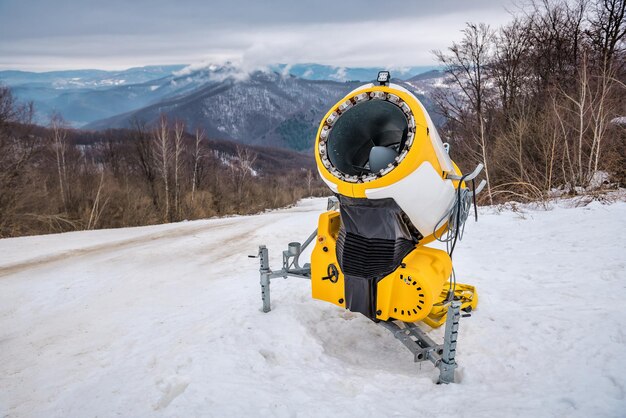 Il cannone da neve è spento e pronto a lavorare sulla stazione sciistica