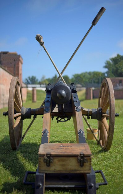 Il cannone sul campo contro il cielo