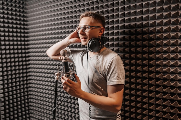 Il cantante canta in studio con un microfono L'uomo in cuffia scrive un podcast un audiolibro Artista che registra un album in collaborazione con l'etichetta L'annunciatore registra un discorso a una stazione radiofonica