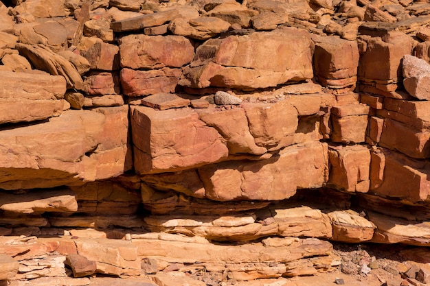 Il Canyon Colorato è una formazione rocciosa sulla penisola del Sinai meridionale (Egitto). Rocce del deserto di arenaria multicolore dello sfondo.