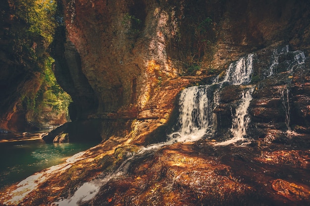 Il canyon di Martvili in Georgia. Bellissimo canyon con cascata nel fiume di roccia e montagna. Posto da visitare. Paesaggio della natura. Sfondo di viaggio. Vacanza, sport, ricreazione. Filtro tonificante vintage retrò