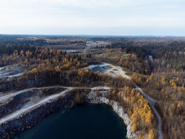 Il canyon e la cava del lago della foresta autunnale dall'alto La vista del Ruskeala Park dal drone